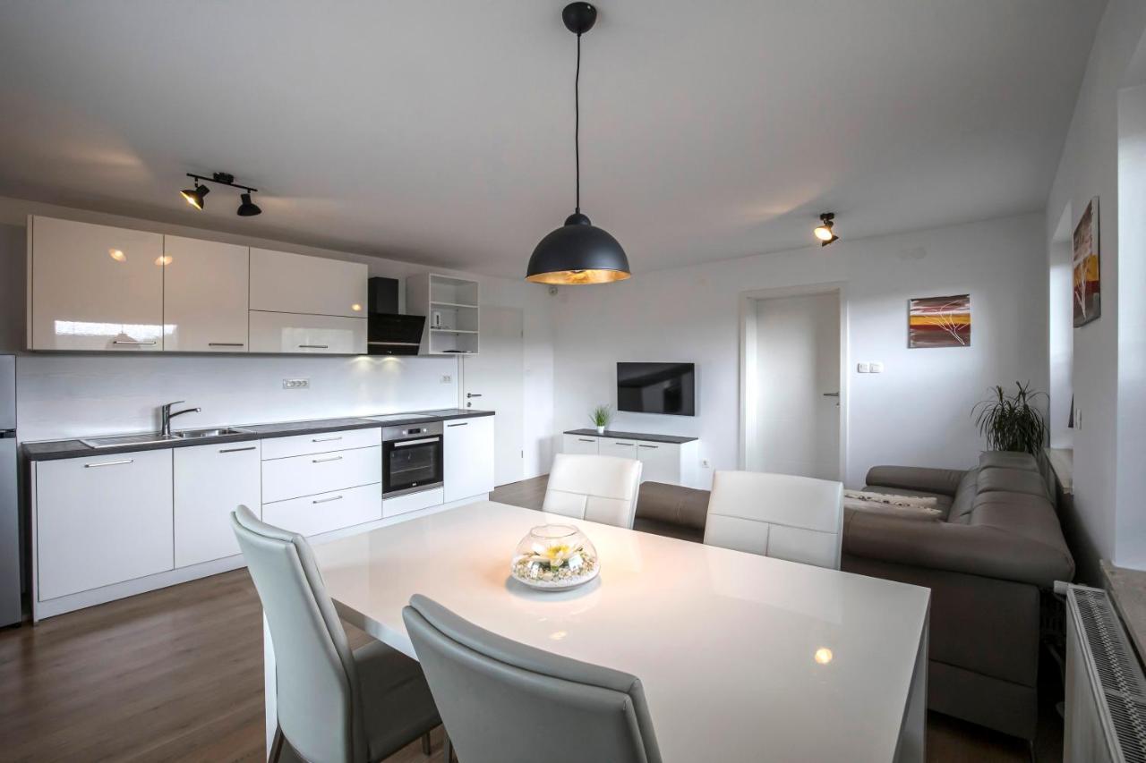 Apartments Vila Apolonia Lublaň Exteriér fotografie